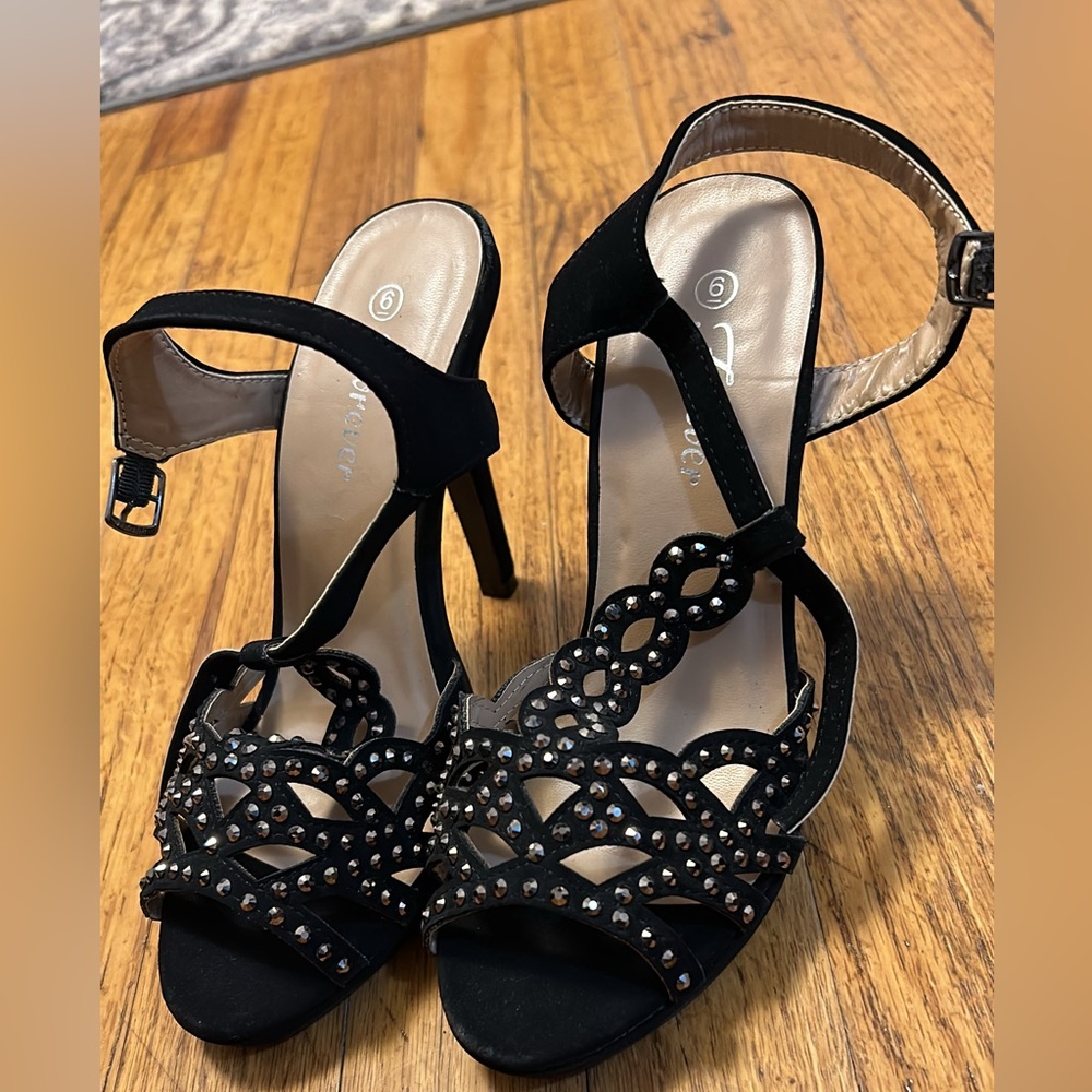 Black pumps